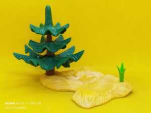 Abeto pequeño con suelo de paja