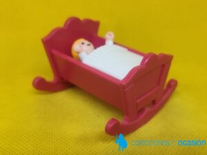 Playmobil Bebé con cuna roja