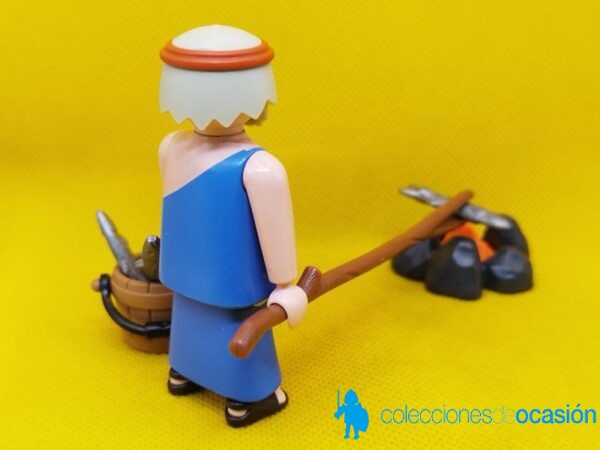 Playmobil Campesino asando pescado, figura para Belén - Imagen 3