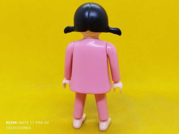 Playmobil Chica con pijama rosa descalza, casa de muñecas - Imagen 3