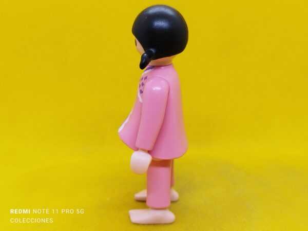 Playmobil Chica con pijama rosa descalza, casa de muñecas - Imagen 2
