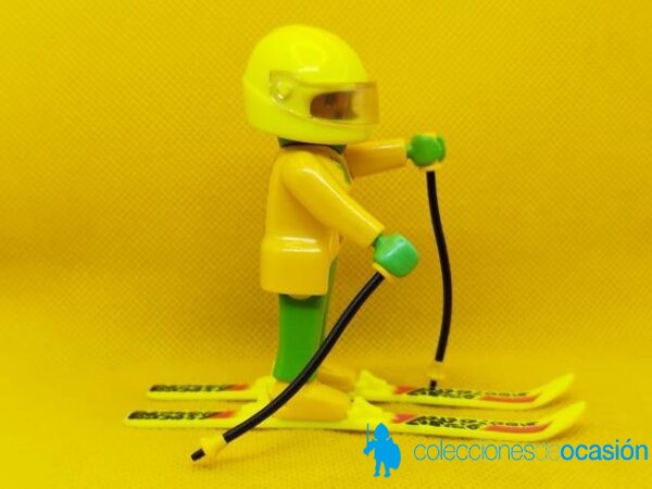 Playmobil Esquiadora con equipación amarilla y verde - Imagen 2