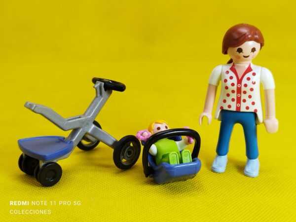 Playmobil Mamá con carrito y bebé con juguetes - Imagen 3