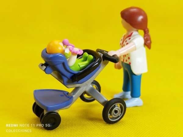 Playmobil Mamá con carrito y bebé con juguetes - Imagen 2