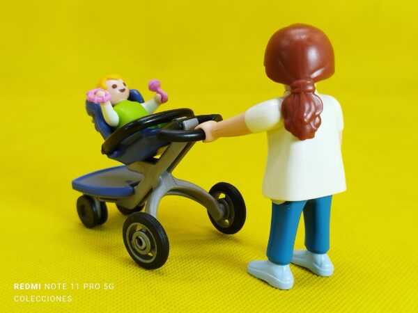 Playmobil Mamá con carrito y bebé con juguetes - Imagen 4