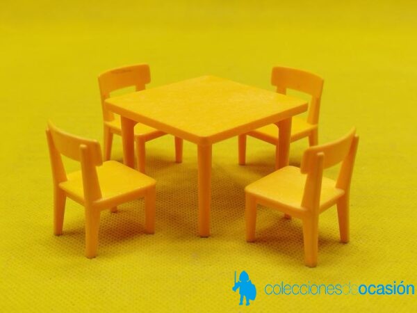 Playmobil Mesa y cuatro sillas amarillas, muebles