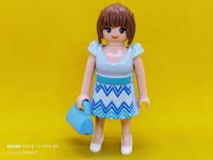 Playmobil Mujer city con vestido azul
