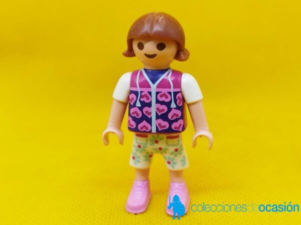 Playmobil Niña city con pantalón corto y zapatillas rosas