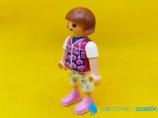 Playmobil Niña city con pantalón corto y zapatillas rosas - Imagen 2