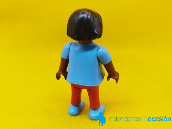 Playmobil Niña city negra con pantalones rojos - Imagen 3