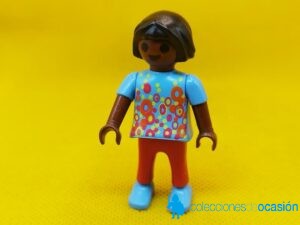 Playmobil Niña city negra con pantalones rojos