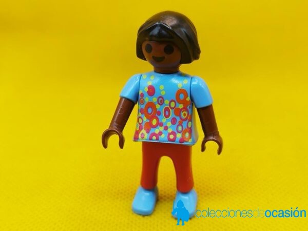 Playmobil Niña city negra con pantalones rojos