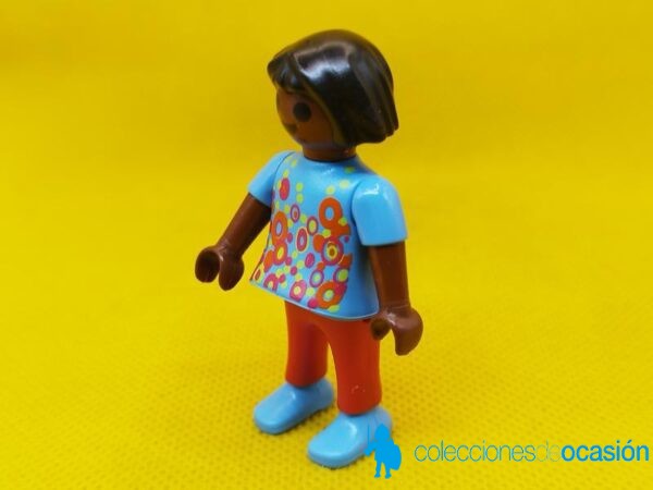 Playmobil Niña city negra con pantalones rojos - Imagen 2