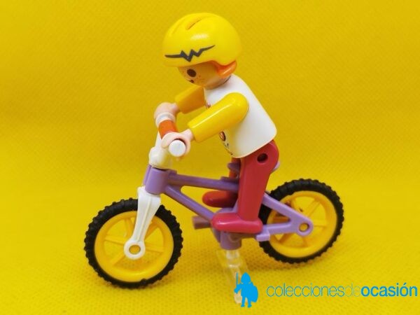 Playmobil Niña con bici, ciclista, niña city - Imagen 3