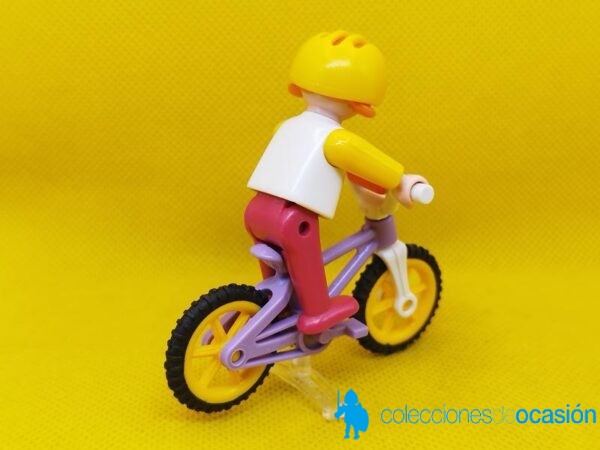 Playmobil Niña con bici, ciclista, niña city - Imagen 4