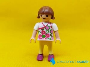Playmobil Niña con blusa con flores, niña city