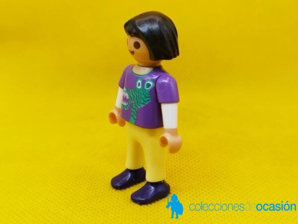 Playmobil Niña con cocodrilo en la camiseta - Imagen 2