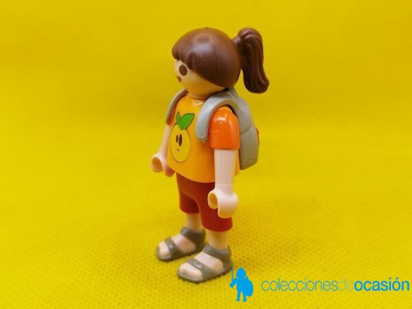 Playmobil Niña con mochila, caminante, exploradora, montañera - Imagen 2