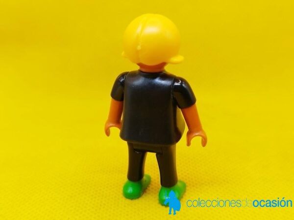 Playmobil Niña con murciélago en la camiseta - Imagen 3