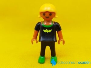 Playmobil Niña con murciélago en la camiseta