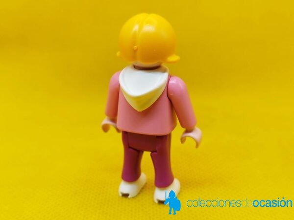 Playmobil Niña con ratón en monopatín en la camiseta - Imagen 3
