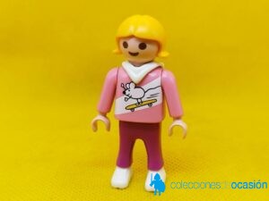 Playmobil Niña con ratón en monopatín en la camiseta