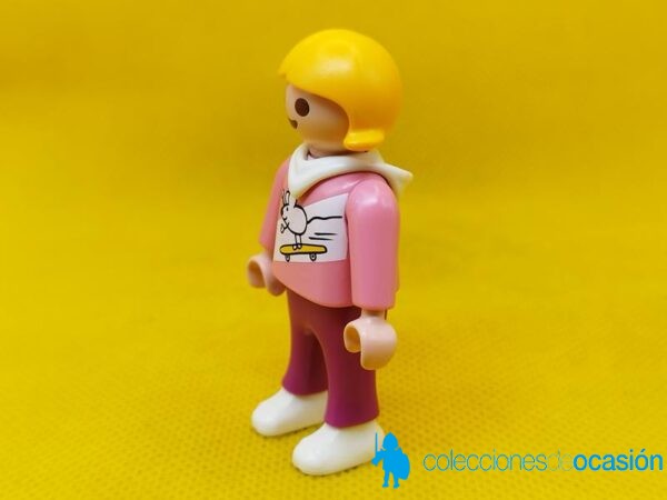 Playmobil Niña con ratón en monopatín en la camiseta - Imagen 2