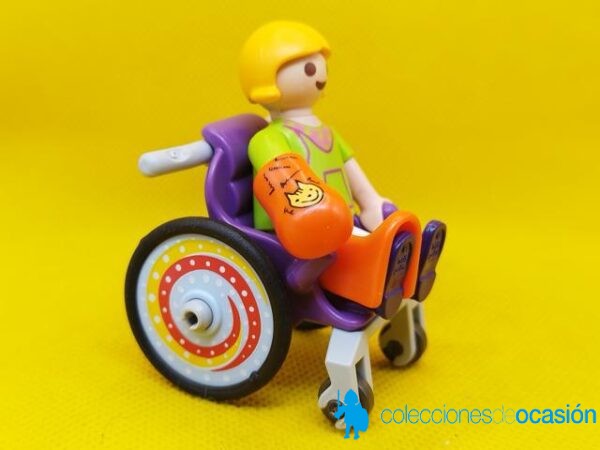 Playmobil Niña con silla de ruedas y escayola - Imagen 3