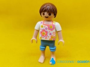 Playmobil Niña descalza con camiseta de flores