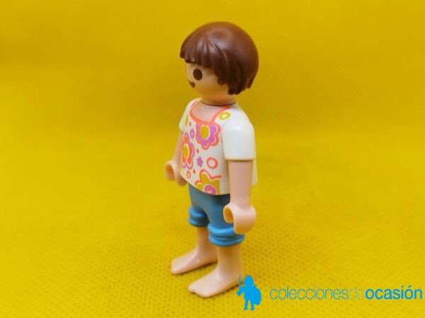 Playmobil Niña descalza con camiseta de flores - Imagen 2