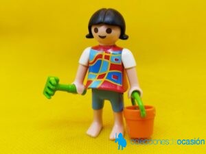 Playmobil Niña descalza con juguetes de playa