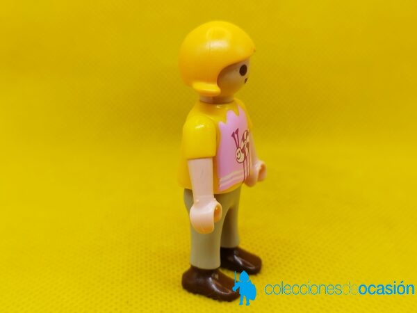 Playmobil Niña rubia con caracol en la camiseta, niña city - Imagen 3