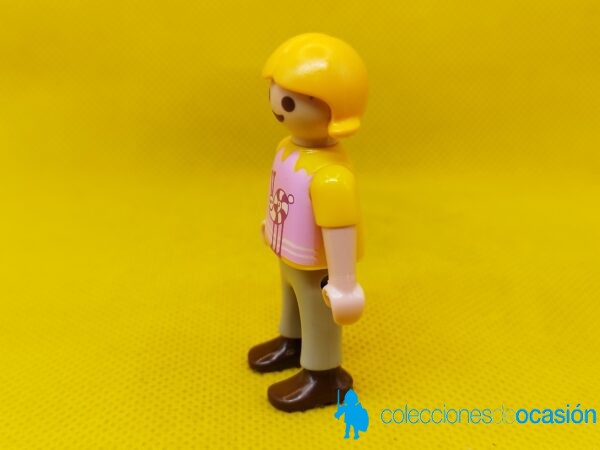 Playmobil Niña rubia con caracol en la camiseta, niña city - Imagen 2