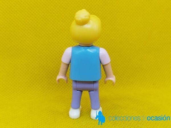 Playmobil Niña rubia con moño, niña city - Imagen 3