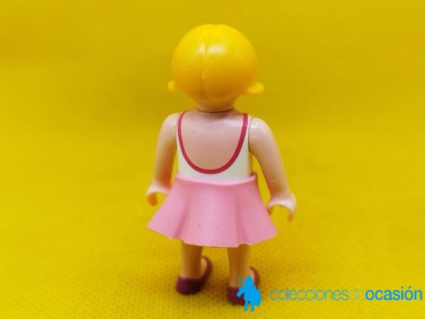 Playmobil Niña rubia con vestido rosa, niña city - Imagen 3