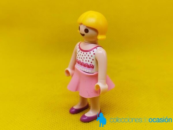 Playmobil Niña rubia con vestido rosa, niña city - Imagen 2