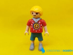 Playmobil Niño city con pantalón corto y capucha azul