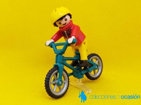 Playmobil Niño con bicicleta y casco amarillo