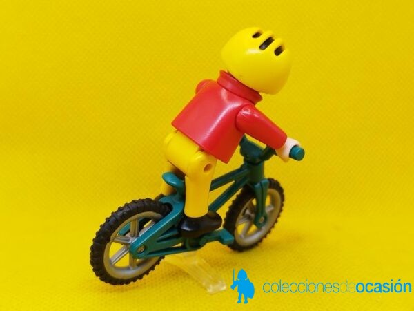 Playmobil Niño con bicicleta y casco amarillo - Imagen 4