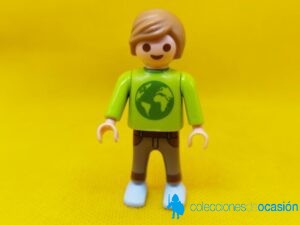 Playmobil Niño con mapa mundi en el pecho