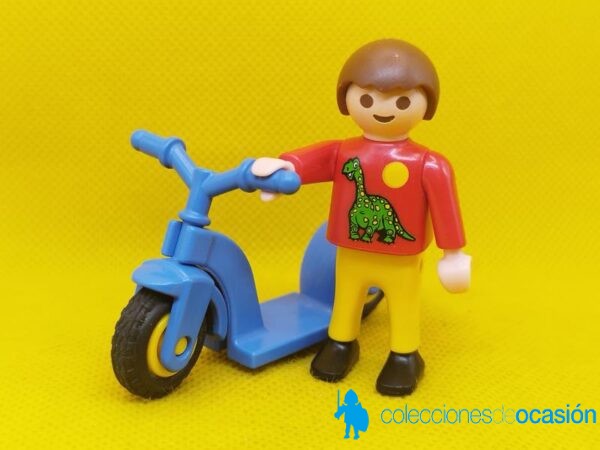 Playmobil Niño con patinete azul - Imagen 2