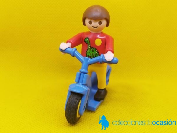 Playmobil Niño con patinete azul