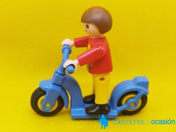 Playmobil Niño con patinete azul - Imagen 3