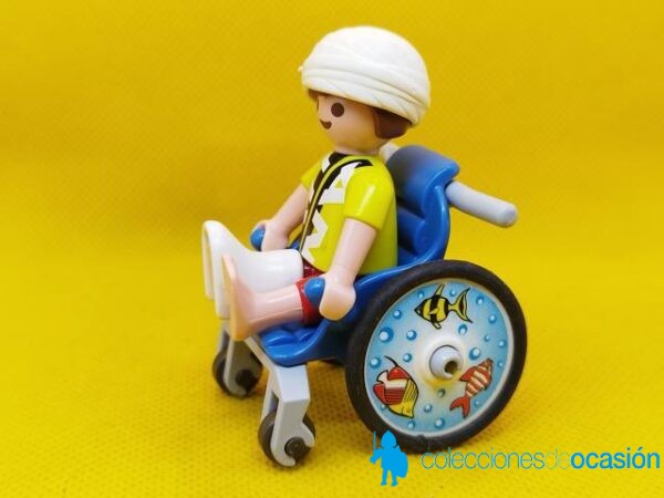 Playmobil Niño escayolado con silla de ruedas - Imagen 3