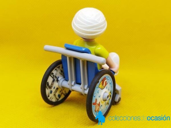 Playmobil Niño escayolado con silla de ruedas - Imagen 4
