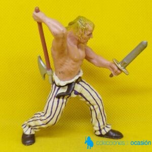Papo guerrero vikingo con espada y hacha