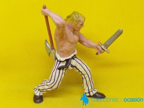Papo guerrero vikingo con espada y hacha