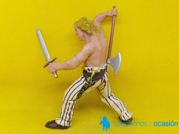 Papo guerrero vikingo con espada y hacha - Imagen 3