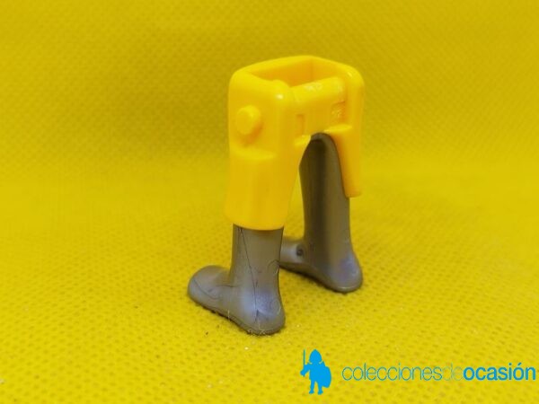 Playmobil Piernas de caballero medieval amarillas - Imagen 2