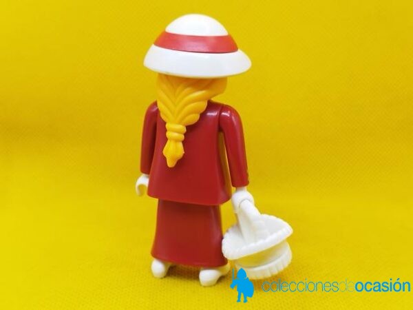 Playmobil mujer vintage con vestido rojo y cesta blanca - Imagen 3